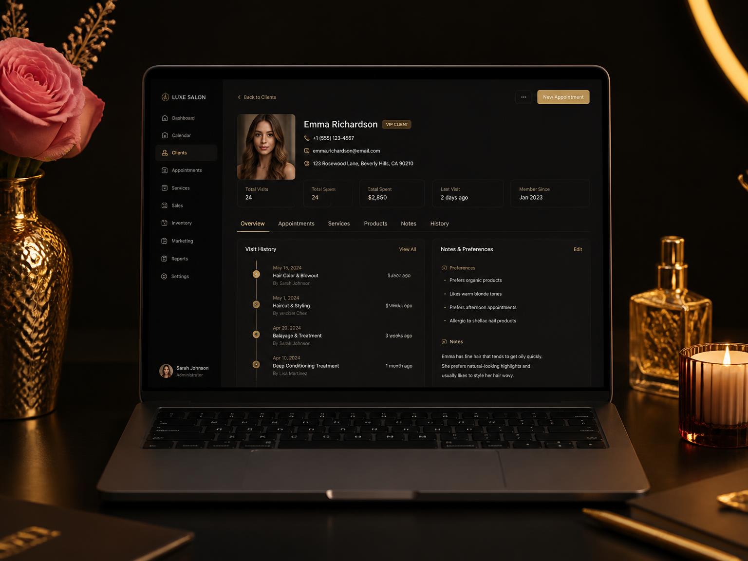 Notebook con la ficha de una clienta: historial de visitas, notas y preferencias