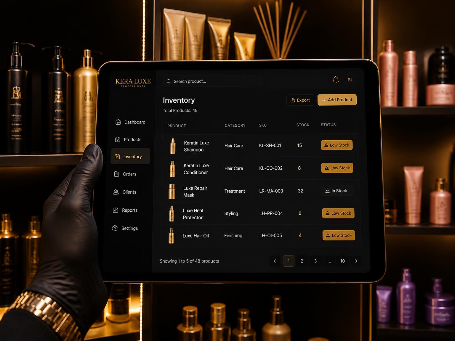 Tablet con el inventario de productos y avisos de stock bajo frente a la estantería del salón